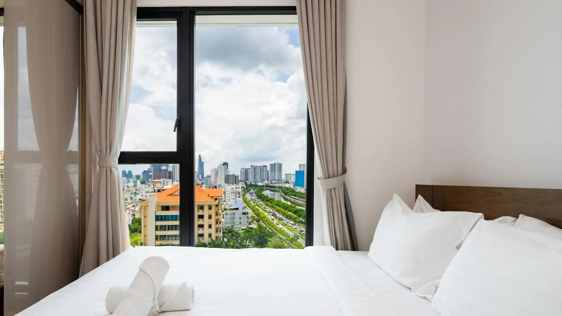 Luxury Living In The Heart Of D1/3Br/Infinity Pool Apartment Ho Chi Minh City
