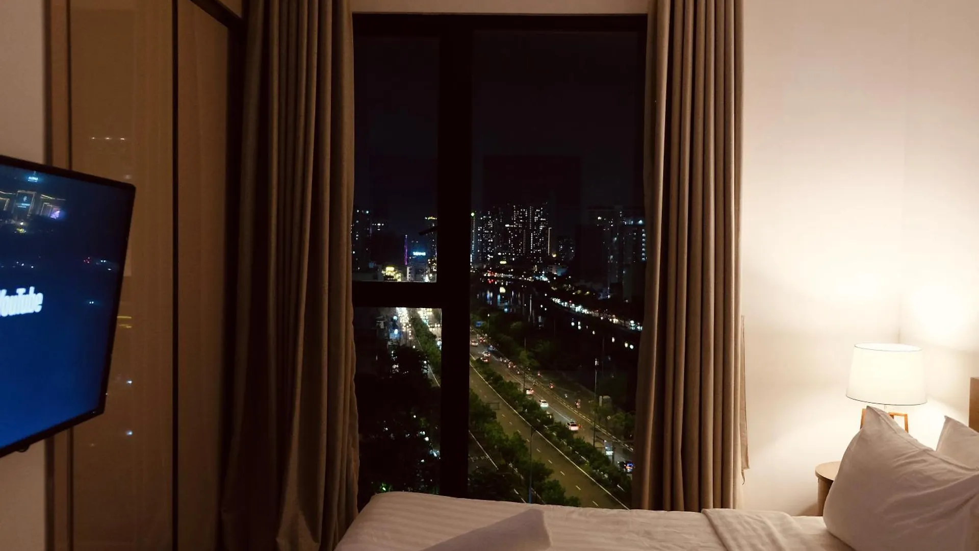 Luxury Living In The Heart Of D1/3Br/Infinity Pool Apartment Ho Chi Minh City